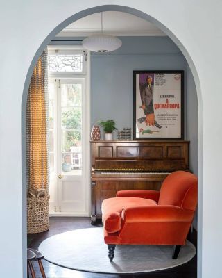 Sweeping arches to swoon for and our curvaceous Saturday armchair to cocoon you 🍊

📸: @bensagephotography 

#sofadotcom #interiorarches #arches #cosyhome #armchair #interiorstyling #springdecor