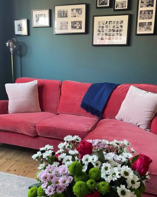 In the words of Miley...I can buy my own flowers 💐

Throwback to last year when we were invited into @jimchapman 's gorgeous London home. 

#sofadotcom #interiorstyling #housetour #homesweethome #velvetchaise #interiordecor #livingroominspo #vivamagenta #homedecor #pinkvelvet #instainteriors #greenwall #cosyhome #homestyle #sofa #luxuryhomes #londonhome #dreamhome #design #springhomedecor