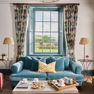 What better than a country view and a super-soft, splendid sofa to enjoy it from... 🌳

Our beautiful Teddy sofa is featured in custom fabric available on all of our designs to make them truly unique. Contact us for more information! 

📸: @siobhanhaylesinteriors

#sofadotcom #interiordesigndevon #countryhomes #livingroominspiration #englishcountryside #countrysideproperties #bluesofa